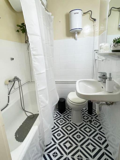 Cute And Quiet Apartment In The Center Of Афины Экстерьер фото